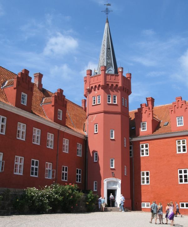 i slotsbyen tranekær ligger Tranekær Slot
